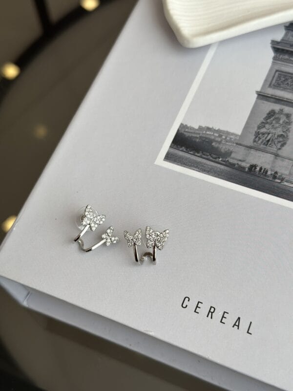 Gümüş Renk Zirkon Taşlı Kelebek Model Kadın Vip Küpe