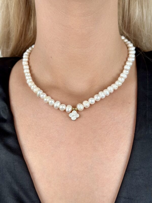 Pirinç Üzeri Altın Kaplama Sedefli Yonca Detaylı Gerçek İnci Kolye