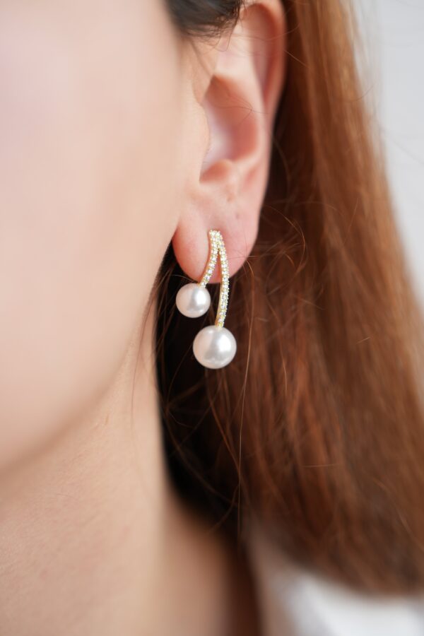 Pirinç Gold Renk Zirkon Taşlı Sarkıt Model İnci Detay Kadın Küpe