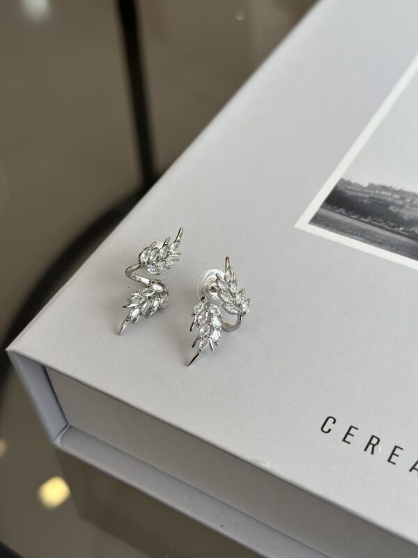 Gümüş Renk Zirkon Taşlı Yaprak Model Kadın Vip Küpe