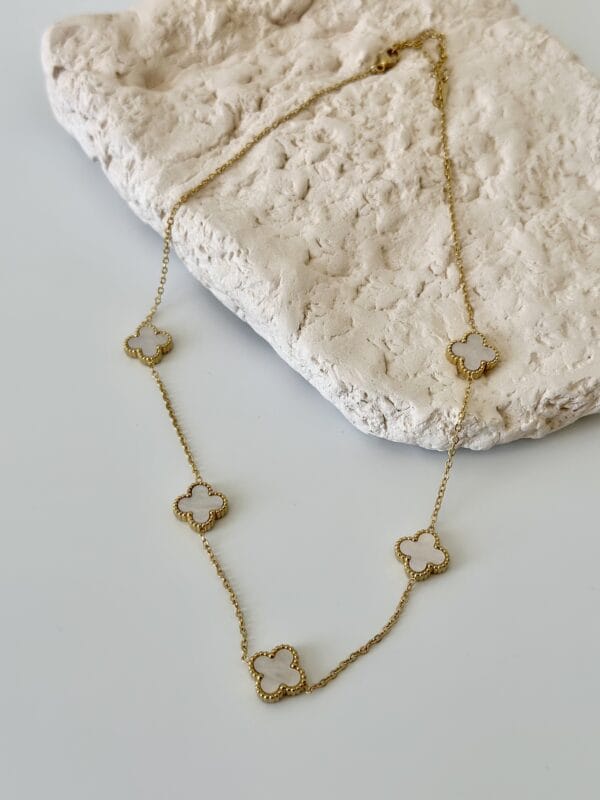 Çelik 5 li Beyaz Yonca Kolye