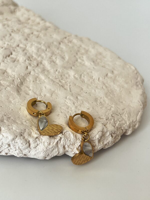 Kalp Detaylı Sedefli Çelik Küpe