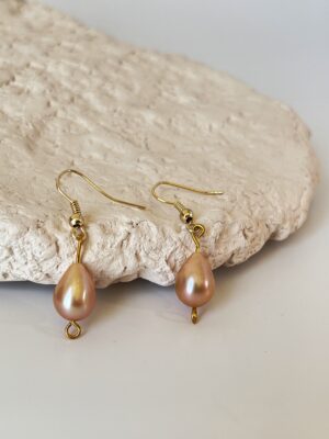 IMG-4721.jpg Somon İnci Detaylı Pirinç Üzeri Altın Kaplama Küpe