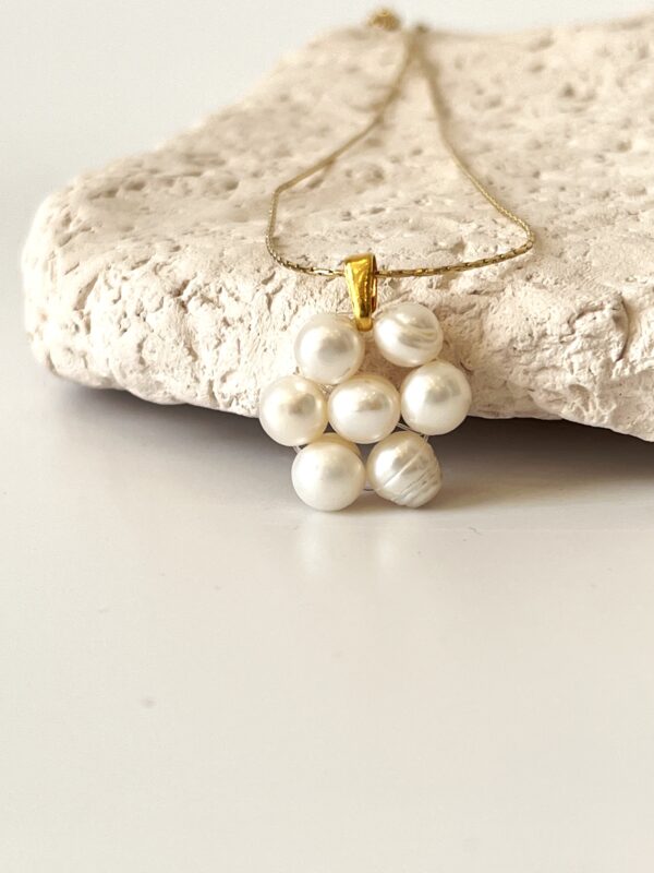 Çiçek Motifli Tasarım Gerçek İnci Kolye