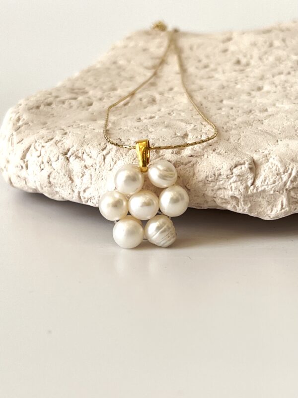 Çiçek Motifli Tasarım Gerçek İnci Kolye