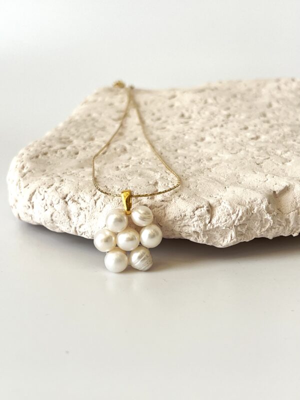 Çiçek Motifli Tasarım Gerçek İnci Kolye