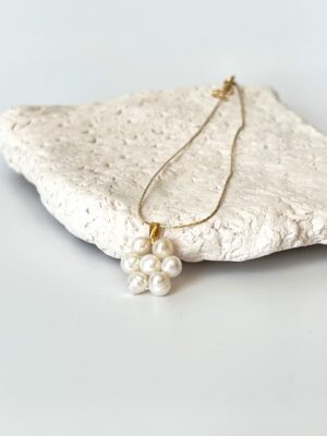 Çiçek Motifli Tasarım Gerçek İnci Kolye