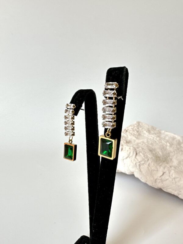 Altın Renk Yeşil Taş Detaylı Çelik Küpe