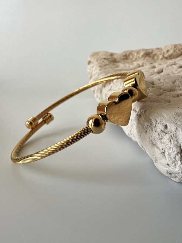 Kalp Detaylı Geçirmeli Gold Çelik Bileklik