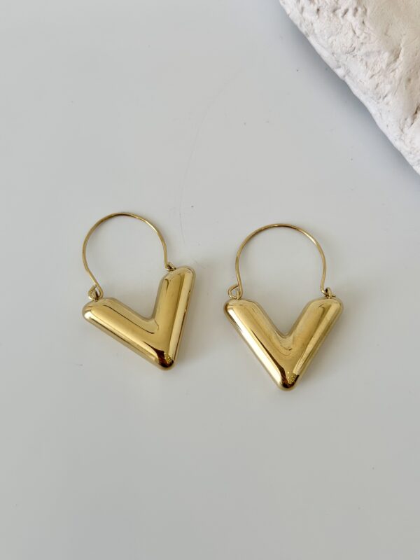 Çelik V Şekil Küpe