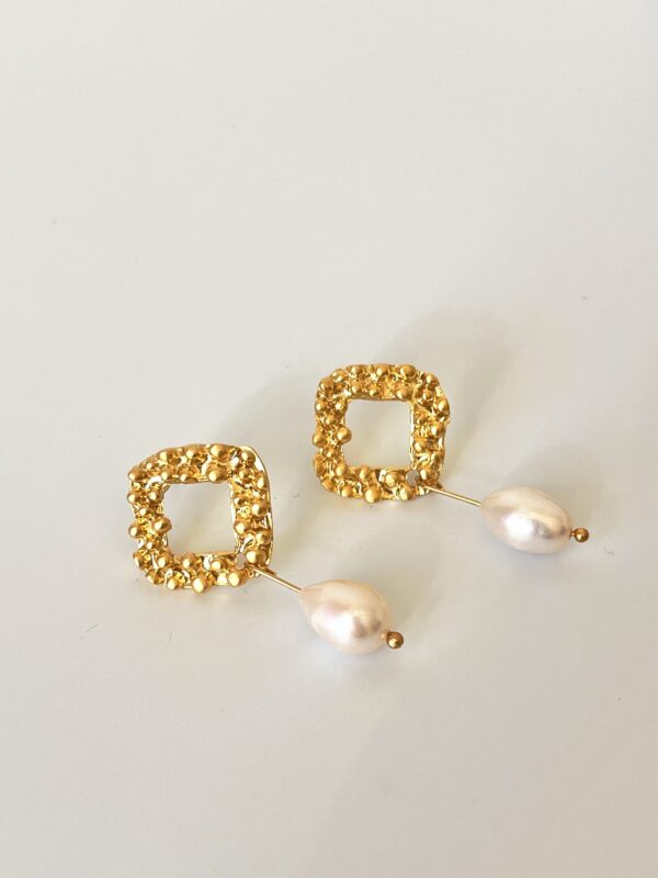 Pirinç Üzeri Mat Altın Kaplama Lily İnci Küpe