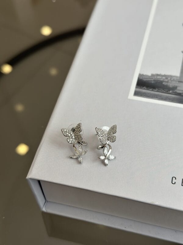 Gümüş Renk Zirkon Taşlı Kelebek Model Kadın Vip Küpe