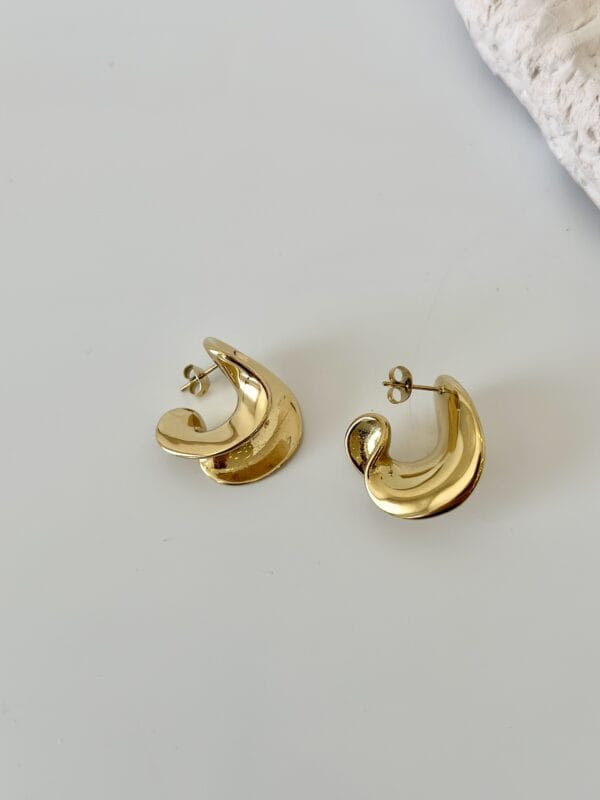 Çelik Midye Eğimli Bombe Küpe