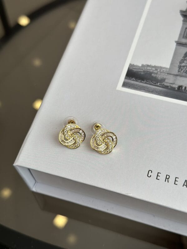 Gold Renk Zirkon Taşlı Sarmal Model Kadın Küpe