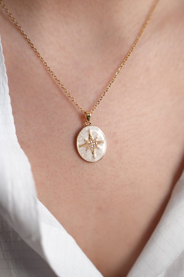 Çelik Gold Renk Zincir Beyaz Mineli Zirkon Taşlı Kutup Yıldız İşlemeli Kadın Kolye