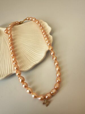 Sedefli Kelebek Detaylı Somon İnci Kolye