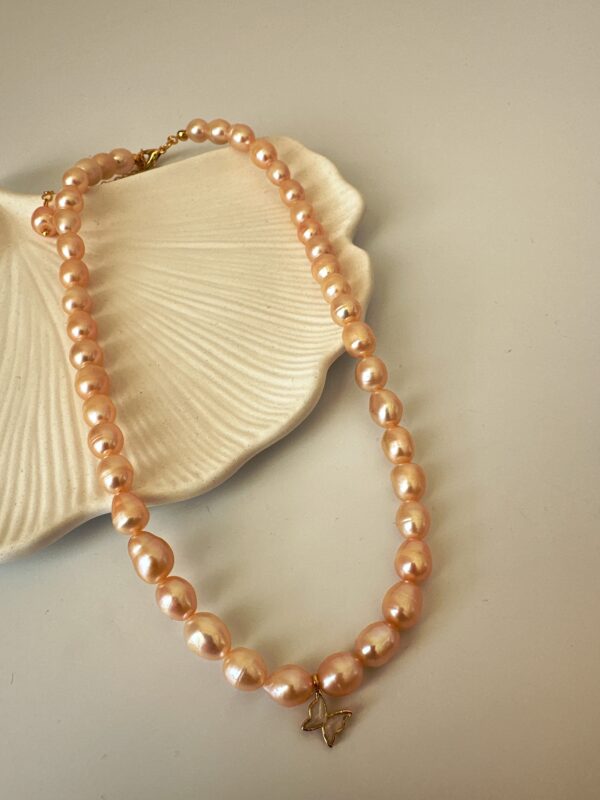 Sedefli Kelebek Detaylı Somon İnci Kolye