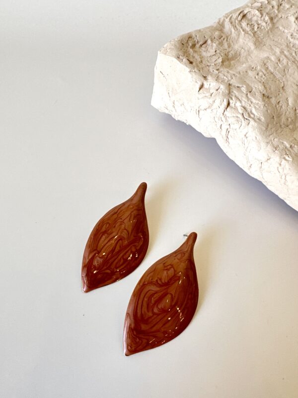 Kahverengi Yaprak Figürlü Küpe