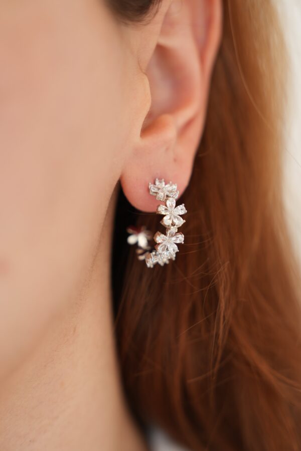 Çiçek Detaylı Zirkon Taş Detaylı Gümüş Renk Çelik Küpe