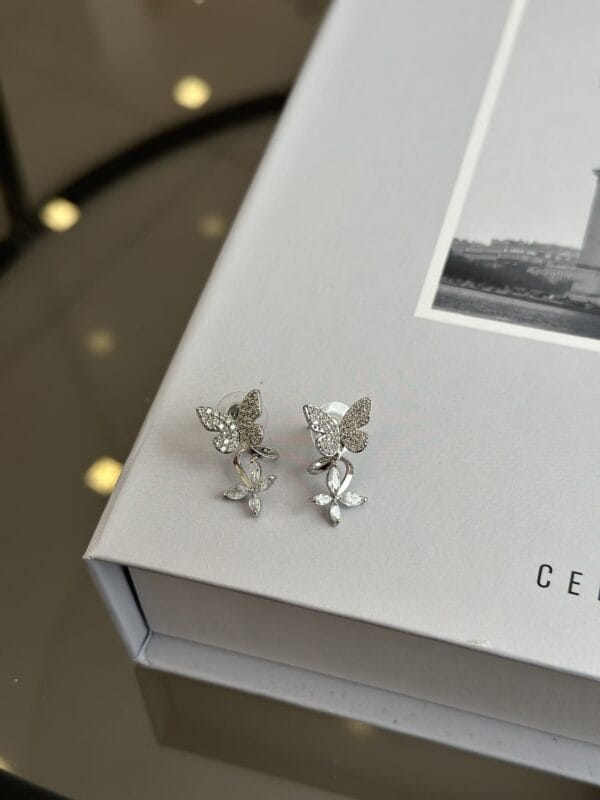 Gümüş Renk Zirkon Taşlı Kelebek Model Kadın Vip Küpe