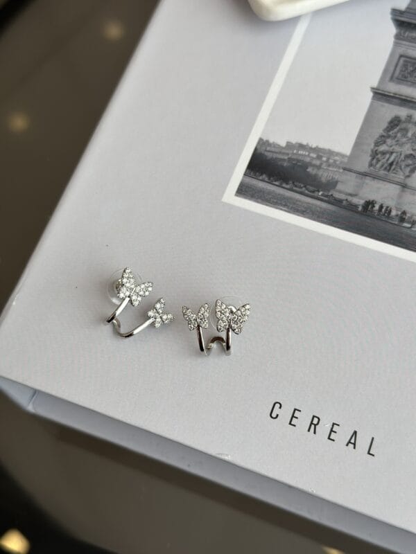 Gümüş Renk Zirkon Taşlı Kelebek Model Kadın Vip Küpe