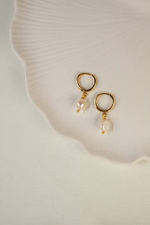 Sakız İnci Detaylı 24K Altın Kaplama Halka Küpe