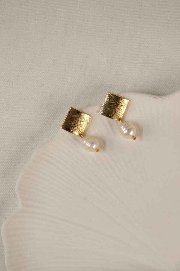 Kare Model Gerçek İnci Detaylı Küpe