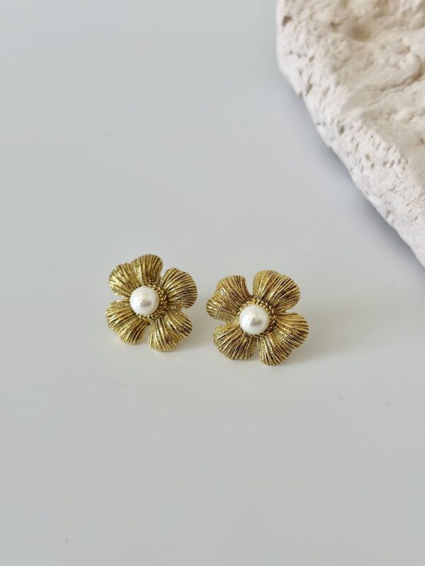 Çelik Çizgili Çiçek Ortası İnci Küpe