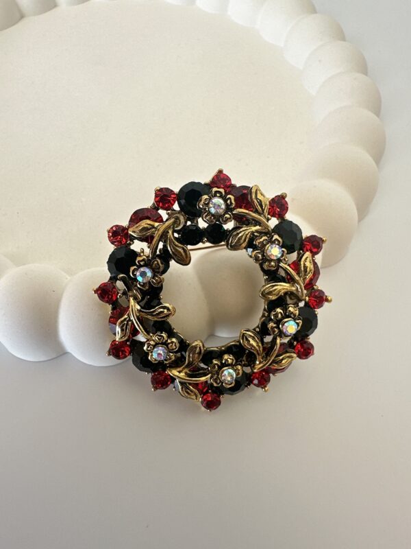 Çelenk Model Zirkon Taş Detaylı Broş