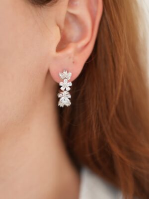 c908c22aee880354b62ec00cc413919b-1.jpg Çiçek Detaylı Zirkon Taş Detaylı Gümüş Renk Çelik Küpe