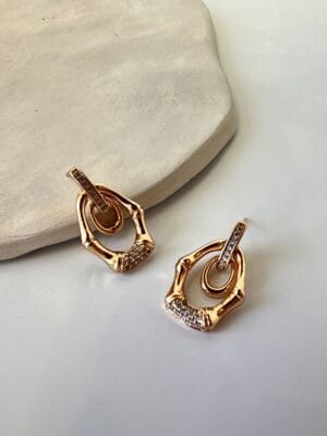 c94831afc93689dbe3051beda17c70af.jpg Zirkon Taş Detaylı Vip Küpe