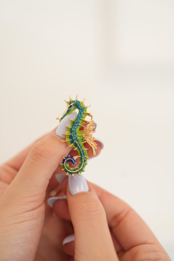 Pirinç Gold Renk Yeşil Deniz Atı Model Zirkon Taş Detay Kadın Broş
