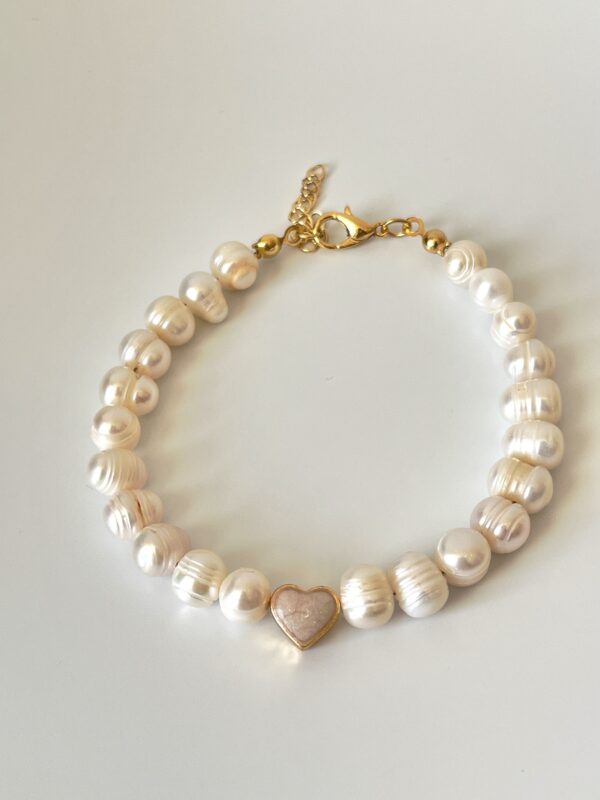 Pirinç Üzeri Altın Kaplama Sedefli Kalp Detaylı Gerçek İnci Bileklik