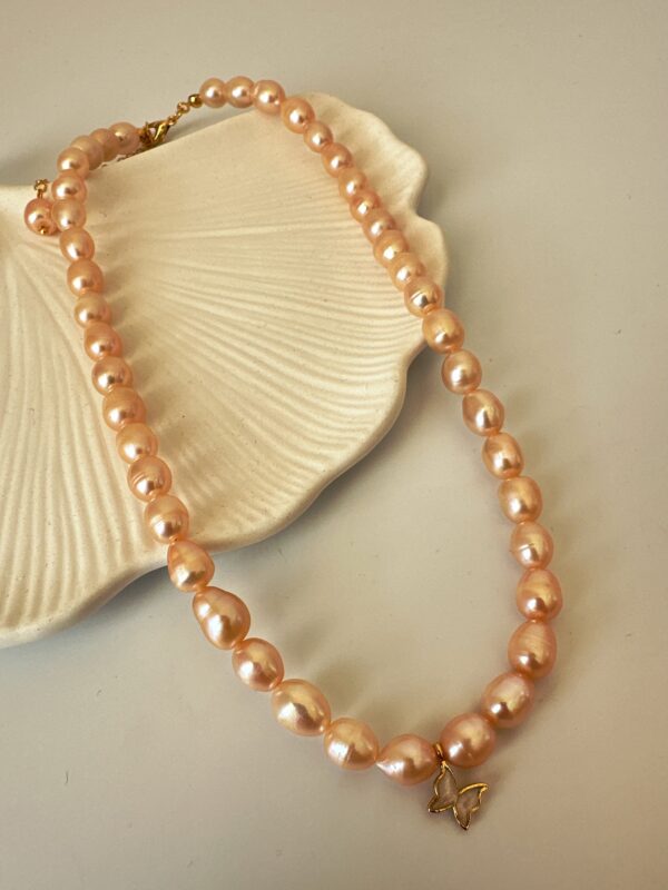 Sedefli Kelebek Detaylı Somon İnci Kolye