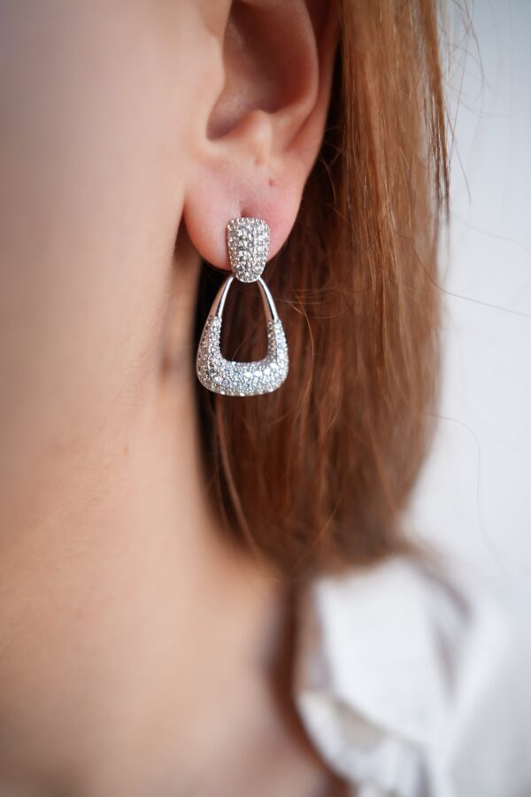 Pirinç Gümüş Renk Zirkon Taşlı Üçgen Model Kadın Küpe