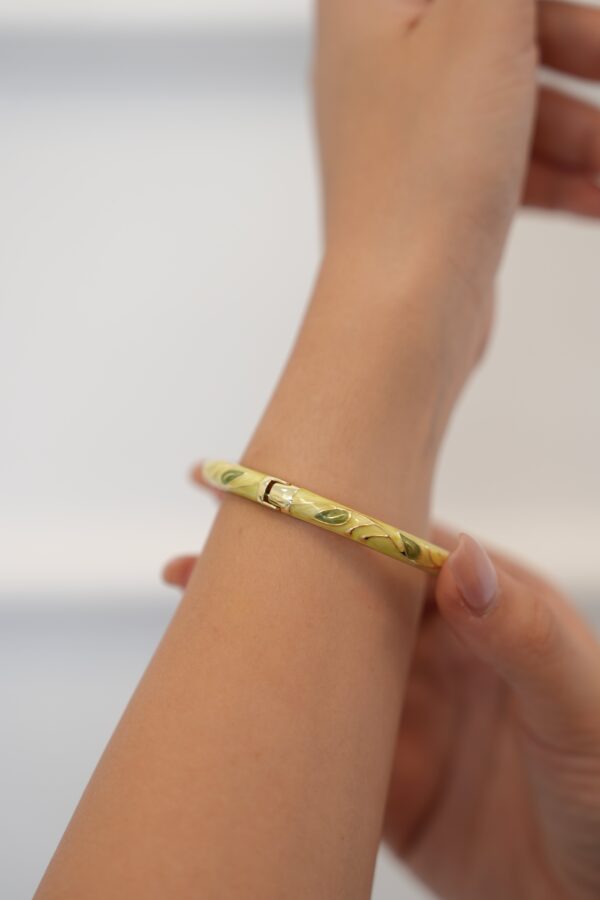 Mineli Pirinç Fıstık Yeşili Yaprak Motifli Gold Renk Kadın Kelepçe