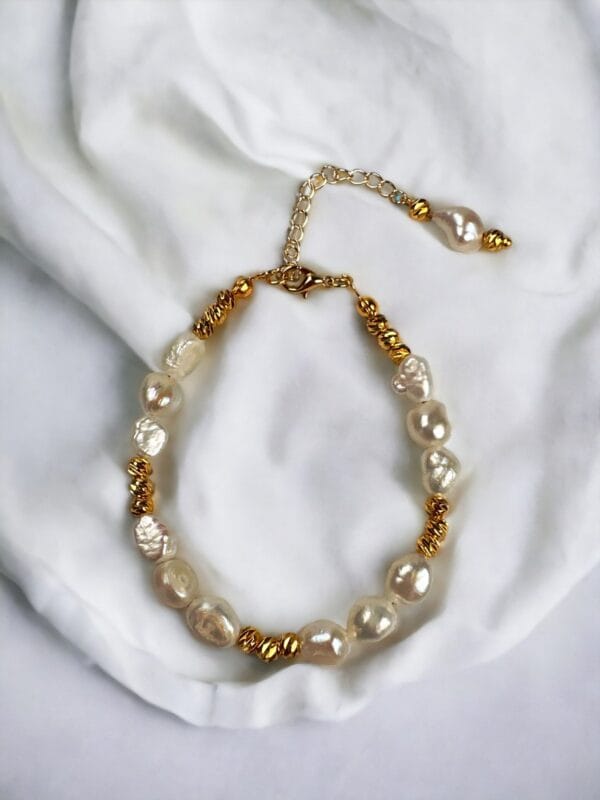 Lara Dorika Detaylı Sakız İnci Kolye ve Bileklik Set