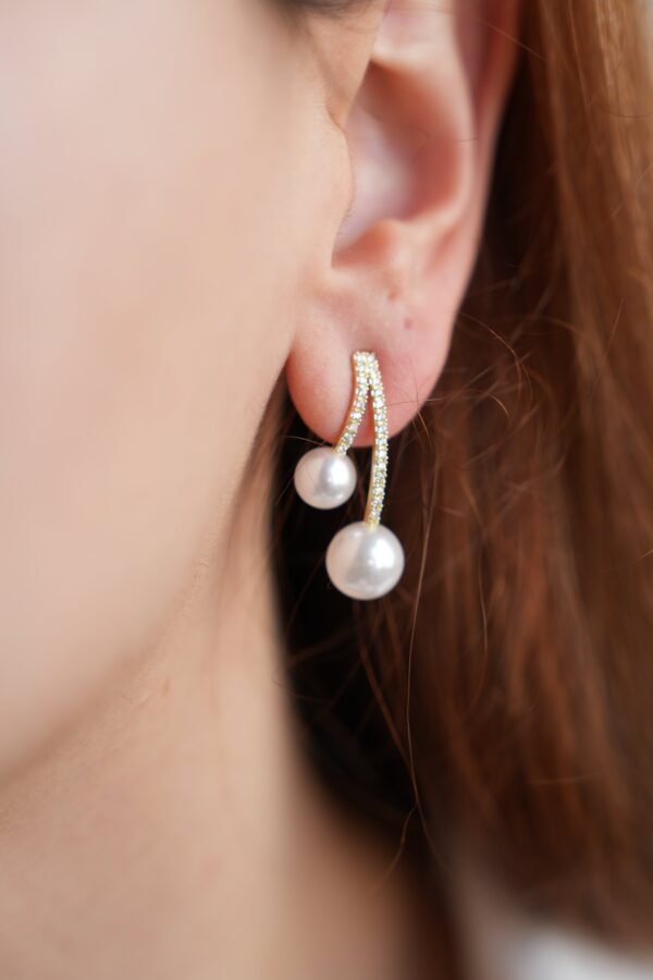 Pirinç Gold Renk Zirkon Taşlı Sarkıt Model İnci Detay Kadın Küpe