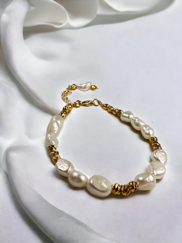 Lara Dorika Detaylı Sakız İnci Bileklik