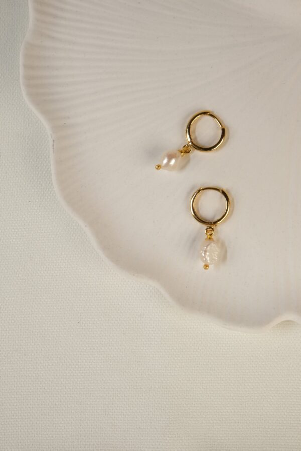 Sakız İnci Detaylı 24K Altın Kaplama Halka Küpe