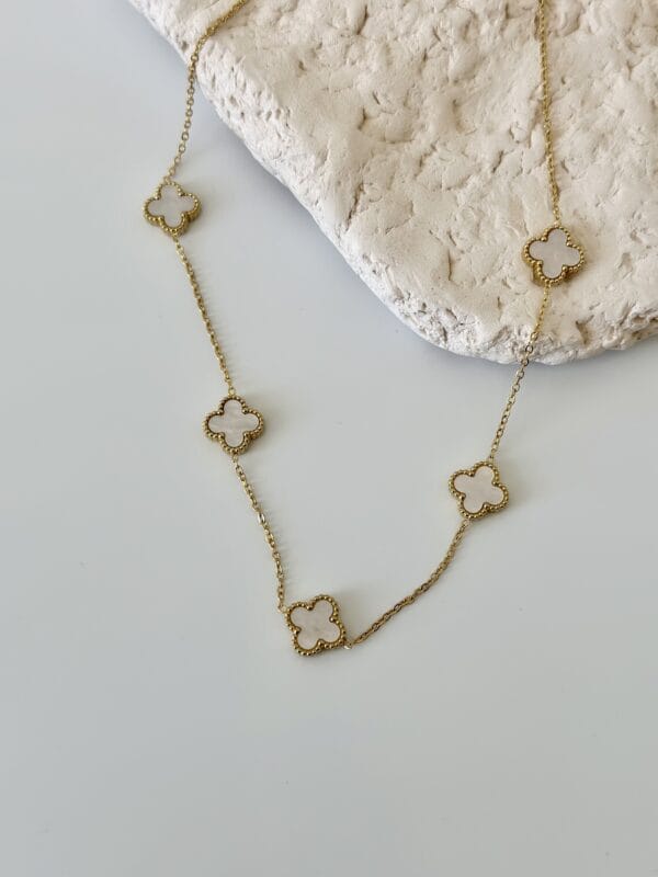 Çelik 5 li Beyaz Yonca Kolye