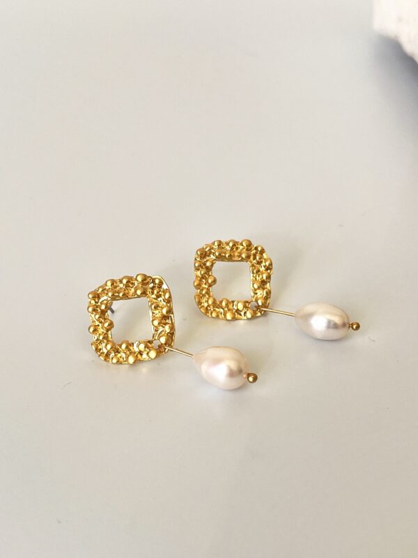 Pirinç Üzeri Mat Altın Kaplama Lily İnci Küpe