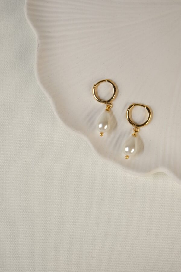 Mayorka İnci Detaylı Minimal Tasarım Altın Kaplama Halka Küpe