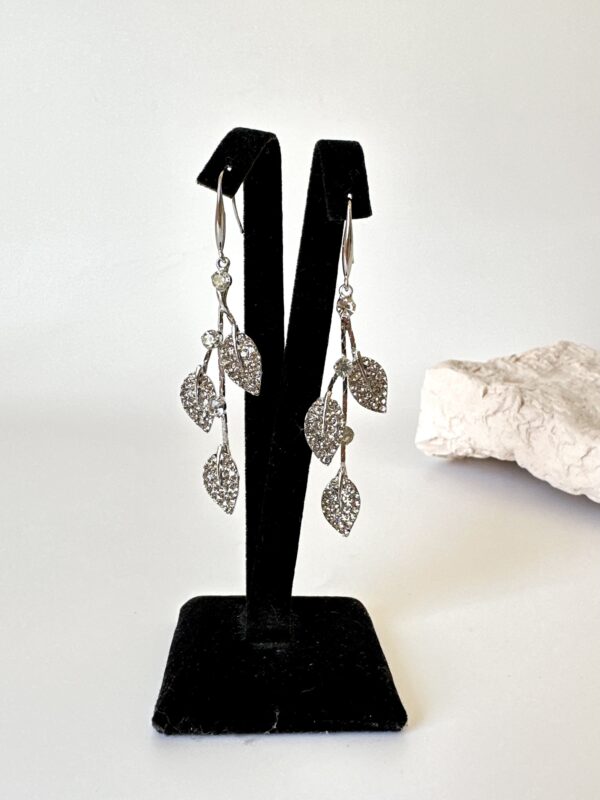 Gümüş Renk Yaprak Figürlü Taşlı Küpe