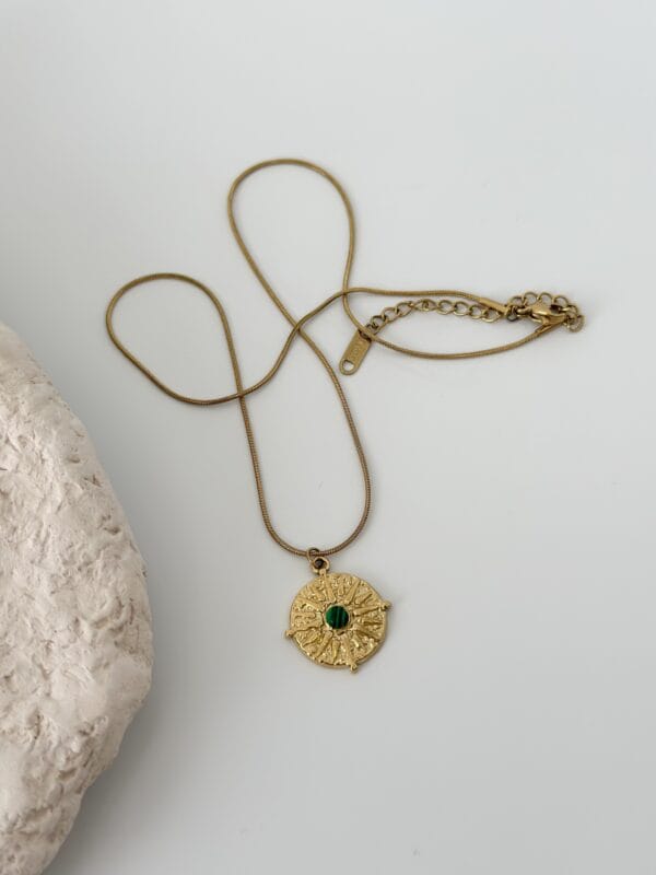 316L Çelik Gold Renk Yeşil Taşlı Kutup Yıldızı İşleme Madalyon Model Kadın Kolye