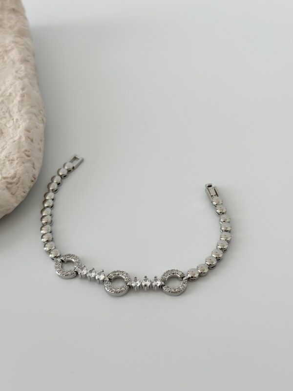 Gümüş Renk Zirkon Taşlı Halka Figürlü Topçuk Model Bileklik