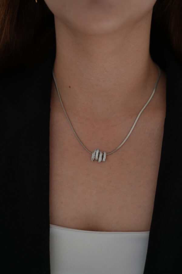 Gümüş Taş Detaylı Çelik Kolye