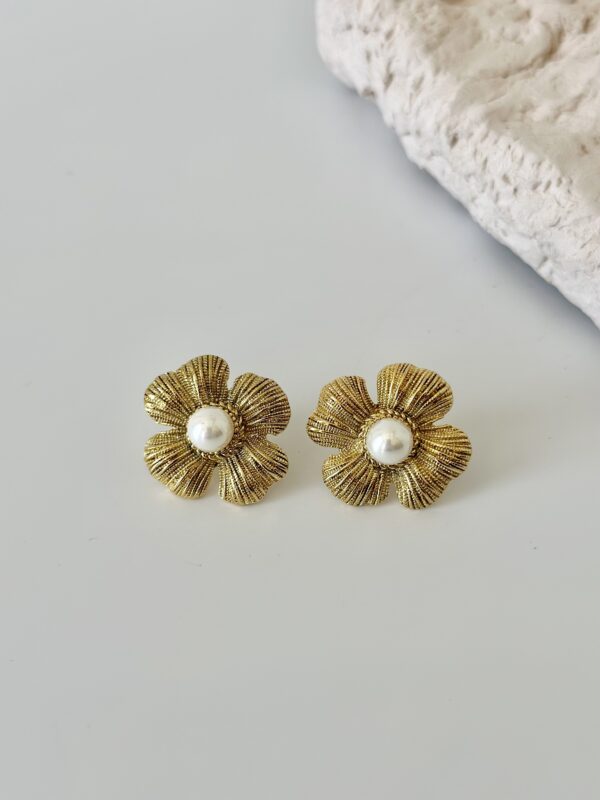 Çelik Çizgili Çiçek Ortası İnci Küpe