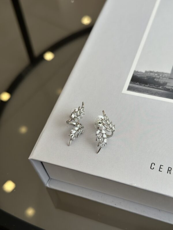 Gümüş Renk Zirkon Taşlı Yaprak Model Kadın Vip Küpe