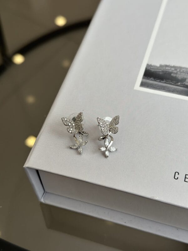 Gümüş Renk Zirkon Taşlı Kelebek Model Kadın Vip Küpe